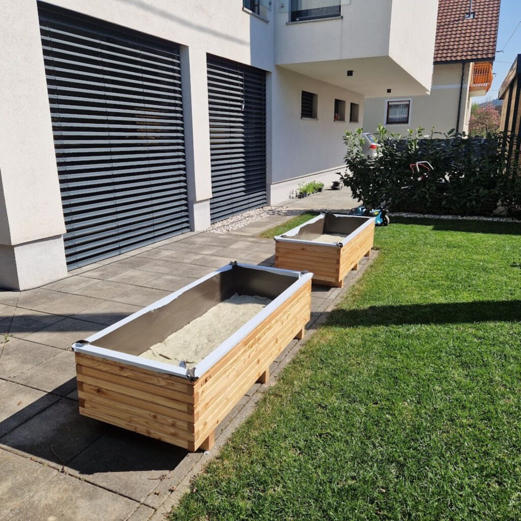 Lesene visoke grede Moja kišta postavljene na urejenem dvorišču ob hiši